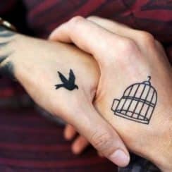 La esencia de los 2 tatuajes de parejas en la mano