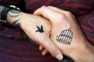 tatuajes de parejas en la mano complementos