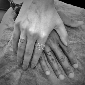 tatuajes de parejas en la mano diminutos