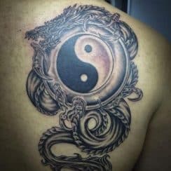 2 universales significados de tatuajes de yin yang con dragon