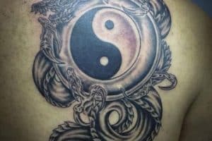 tatuajes de yin yang con dragon en omoplatos