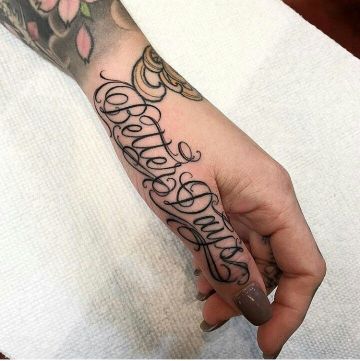 tatuajes en la mano para mujer letras