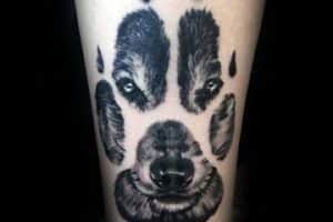 tatuaje de huella de lobo bajo rostro realista