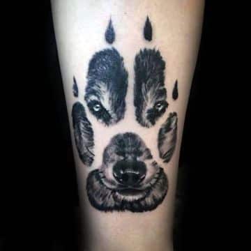 tatuaje de huella de lobo bajo rostro realista