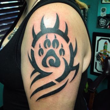 tatuaje de huella de lobo tribal