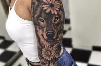 Un genial tatuaje de lobo con flores en 2 zonas adecuadas