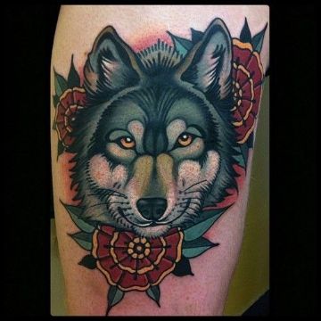 tatuaje de lobo con flores neotradicional