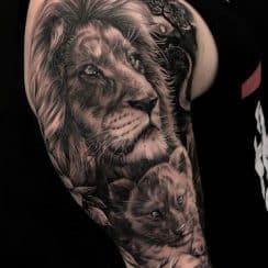 Concepto del tatuaje leon y cachorro en 3 zonas del cuerpo