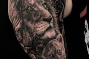 tatuaje leon y cachorro realistas