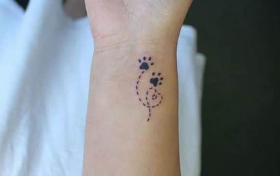 tatuajes de huellas de perritos con puntadas