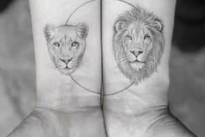 tatuajes de leon y leona pequeños en la muñeca