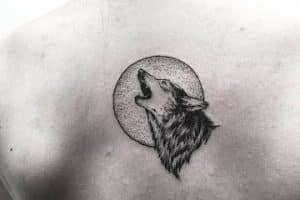tatuajes de lobos aullando a la luna tintes dotwork