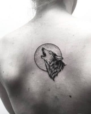 tatuajes de lobos aullando a la luna tintes dotwork