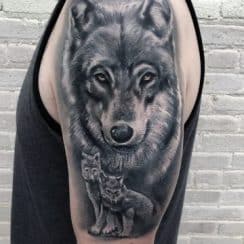 La familia en los tatuajes de lobos con sus cachorros 2020