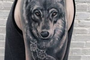 tatuajes de lobos con sus cachorros en el brazo