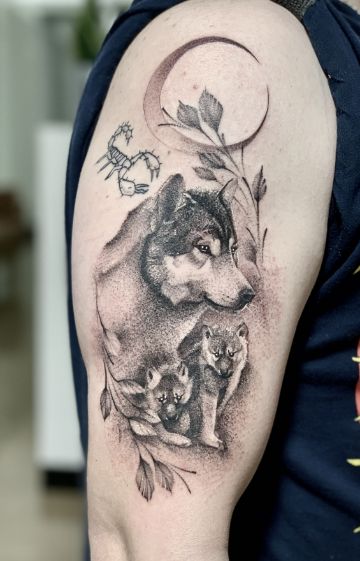 tatuajes de lobos con sus cachorros textura dotwork