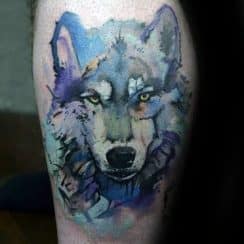 2 agujas para lograr tatuajes de lobos en acuarela en brazo