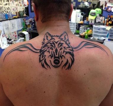 tatuajes de lobos en la espalda tribal