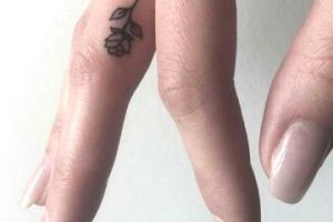 tatuajes de rosas pequeñas en dedos