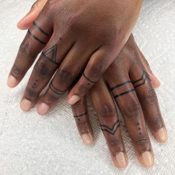 tatuajes en piel negra en manos