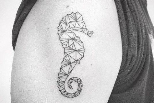 tatuajes caballitos de mar enamorados geometrico