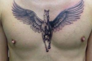 tatuajes de caballos con alas pegaso en pecho
