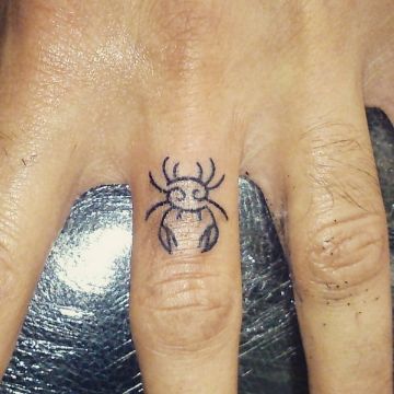 tatuajes de cangrejos para mujeres pequeños en los dedos