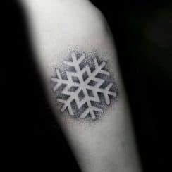 Diseños geniales de tatuajes de copos de nieve 2021