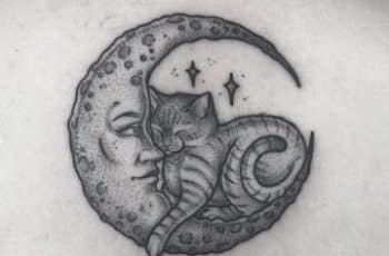 Bonitos tatuajes de gatos con luna para chicas de 18 años