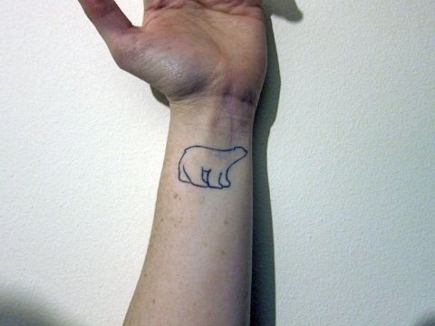 tatuajes de oso polar minimalista