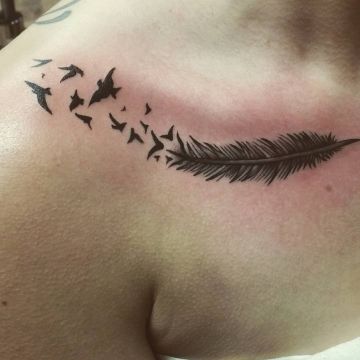 tatuajes de plumas con pajaros en el hombro
