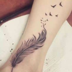 4 geniales tatuajes de plumas con pajaros libertad