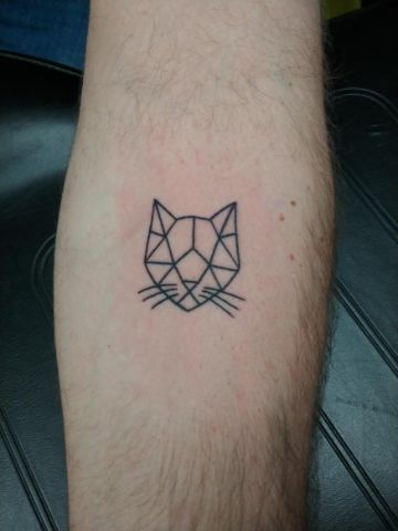 tatuajes gatos geometricos pequeños