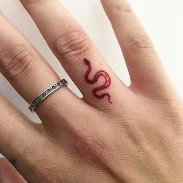 tatuaje de serpiente en el dedo anular
