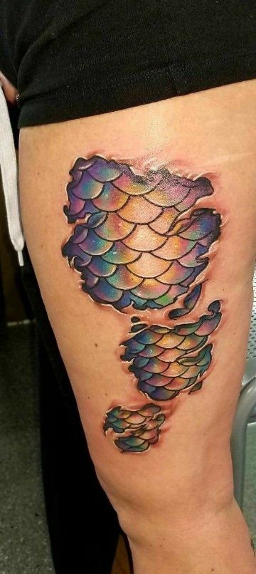 tatuaje escamas de dragon con la piel desgarrada