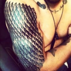 El tatuaje escamas de dragon en 2 zonas del cuerpo