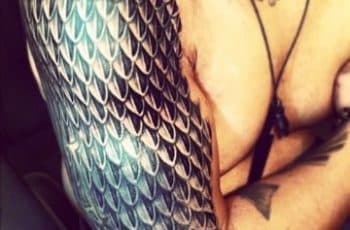 El tatuaje escamas de dragon en 2 zonas del cuerpo