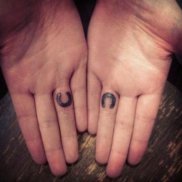tatuajes de caballos con herraduras diminutos en los dedos