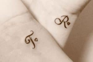 tatuajes de corazon con iniciales diminutos