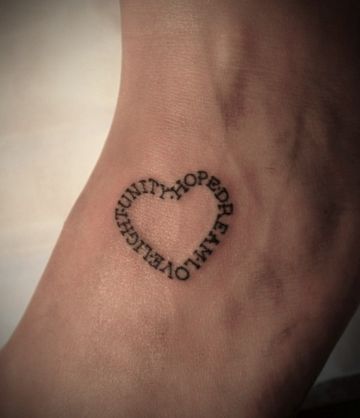 tatuajes de corazon con iniciales que envuelven y generan la forma