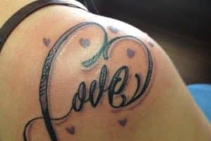 tatuajes de corazon en el hombro con palabras