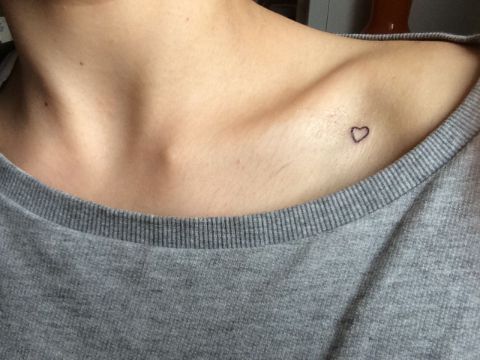 tatuajes de corazon en el hombro diminuto