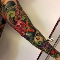 2 tatuajes de frutas y verduras en mangas y 2 sutiles