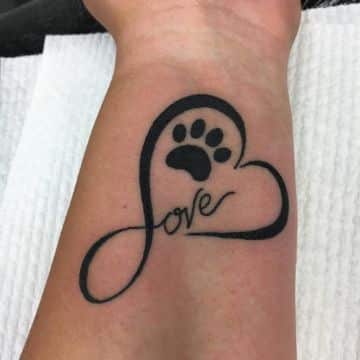 tatuajes de huellas de perro y gato con corazon y palabras