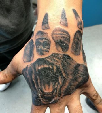 tatuajes de osos grizzly con huella