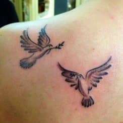 Geniales tatuajes de palomas en la espalda bajo 2 conceptos