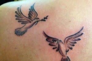 tatuajes de palomas en la espalda delicados