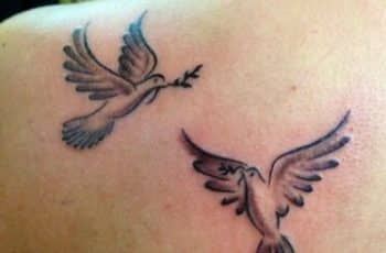 Geniales tatuajes de palomas en la espalda bajo 2 conceptos