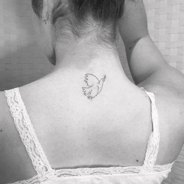 tatuajes de palomas en la espalda pequeñas con hoja de olivo