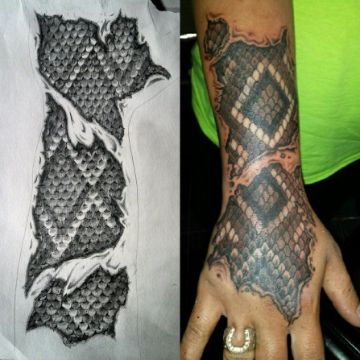 tatuajes de piel de serpiente en la mano